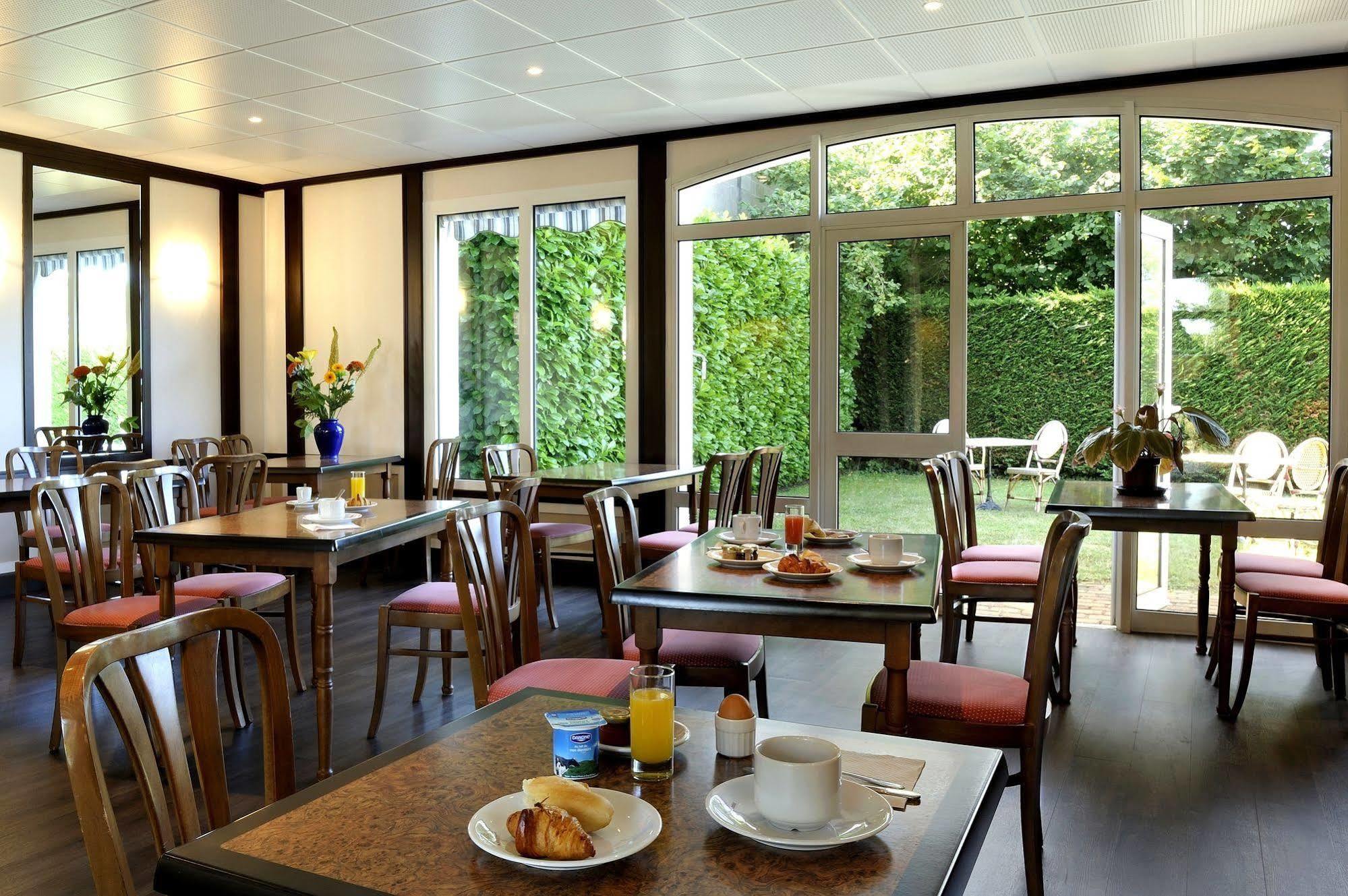 Logis Hotel Restaurant Du Labrador Saint-Benoît-sur-Loire Eksteriør bilde